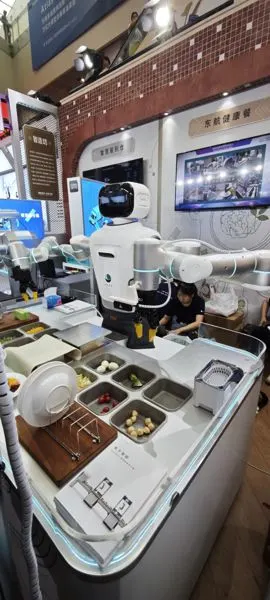China Eastern Health Meal Robot