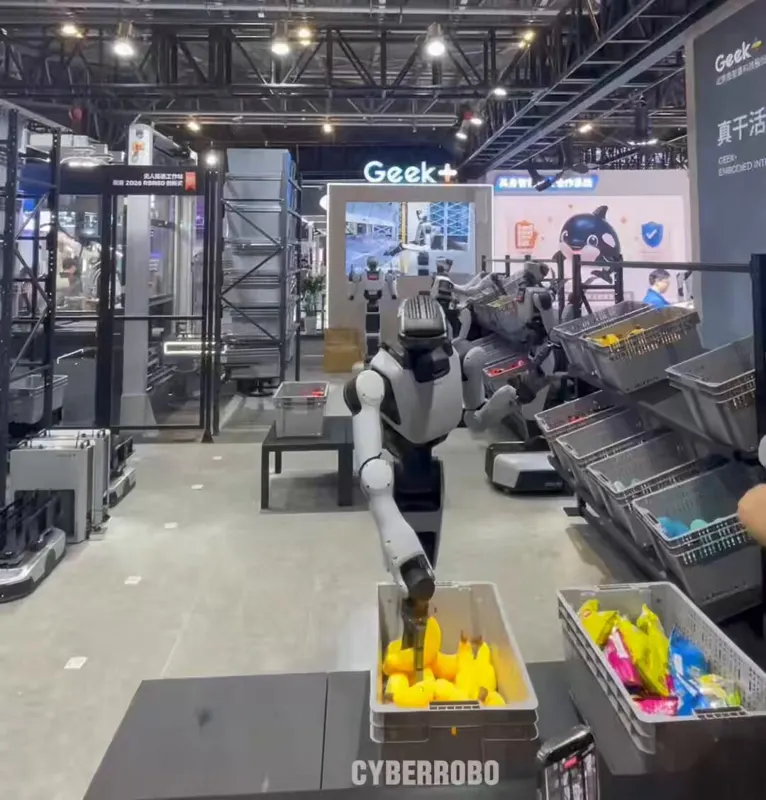 The daily life of warehouse humanoid workers...  Geek+ showcased its ...