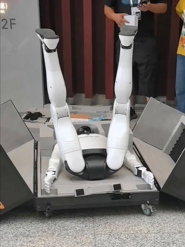 Humanoid Robot Folds Itself Into a Box in Seconds