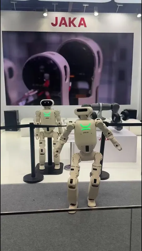 JAKA π Compact Humanoid Demo at WAIC